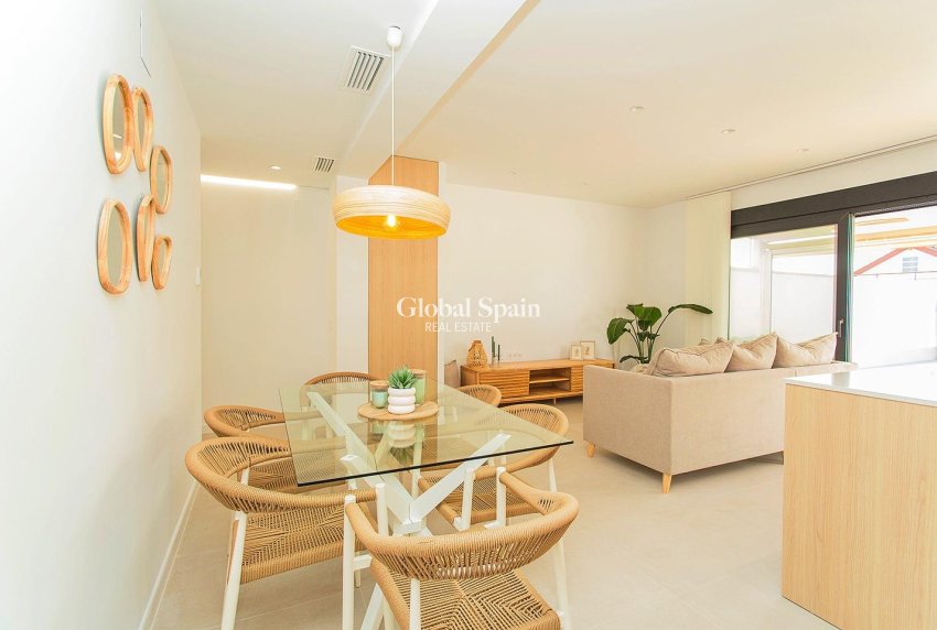 Resale - HOUSE -
TORREVIEJA - La Siesta