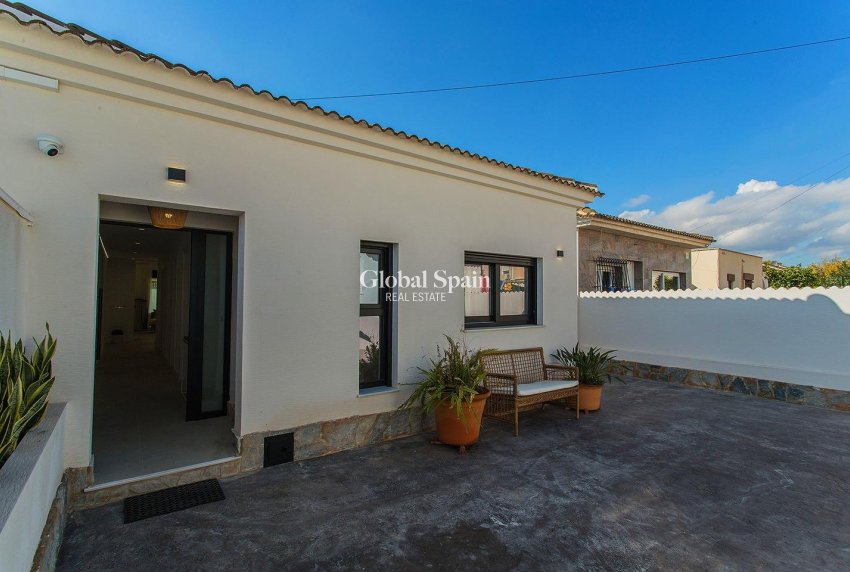 Resale - HOUSE -
TORREVIEJA - La Siesta