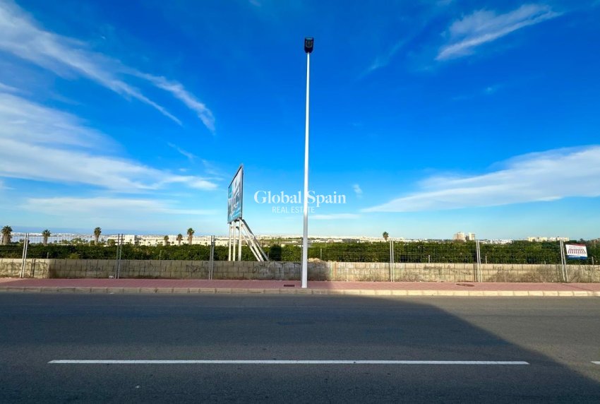 Resale - HOUSE -
TORREVIEJA - La Siesta