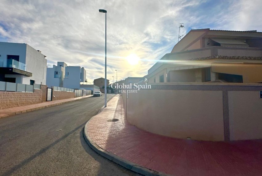 Resale - HOUSE -
TORREVIEJA - La Siesta