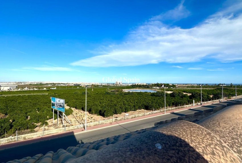 Resale - HOUSE -
TORREVIEJA - La Siesta