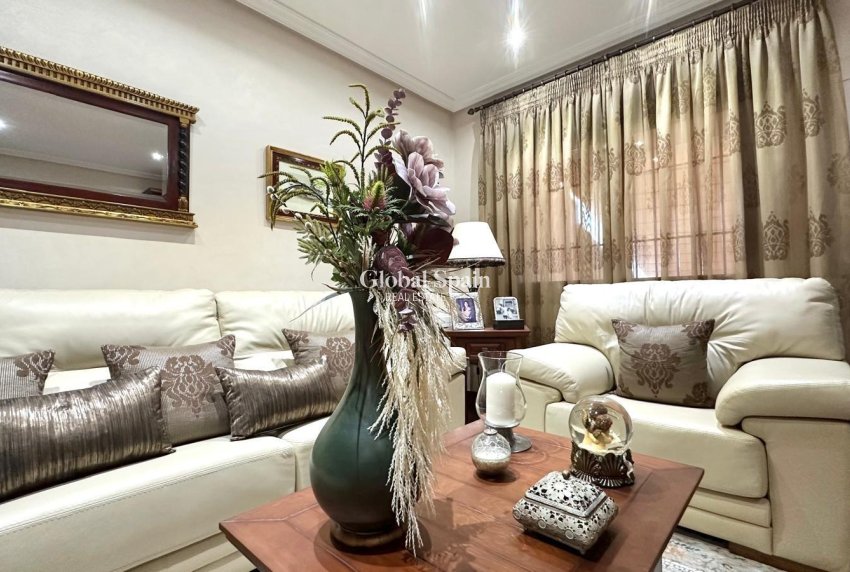 Resale - HOUSE -
TORREVIEJA - La Siesta