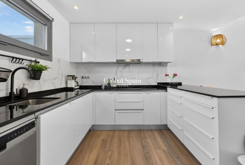Resale - HOUSE -
TORREVIEJA - La Veleta