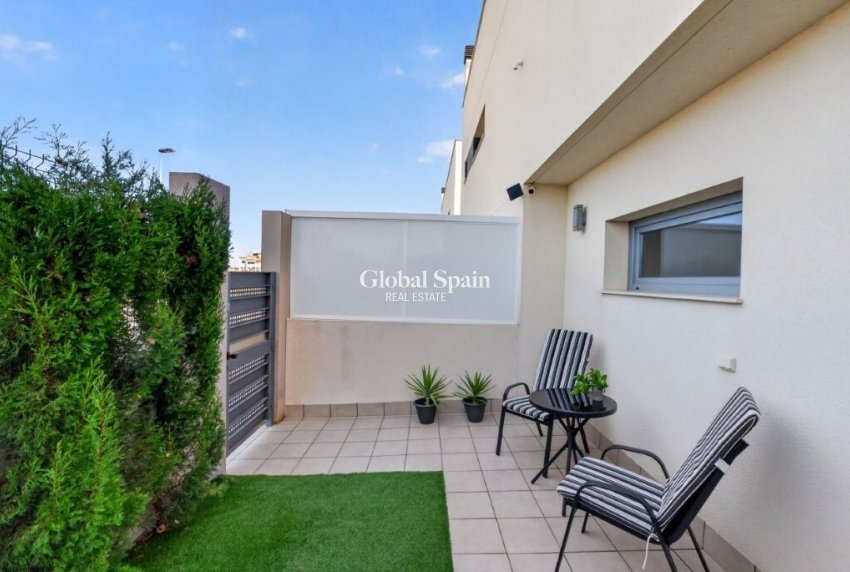 Resale - HOUSE -
TORREVIEJA - La Veleta