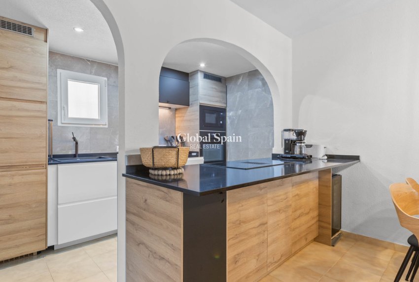 Resale - House -
TORREVIEJA - Lago jardin