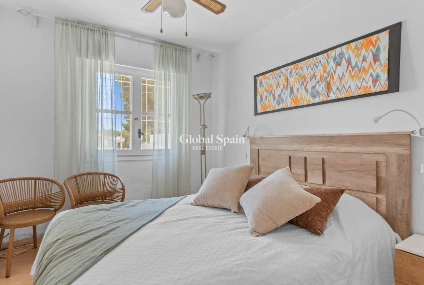 Resale - House -
TORREVIEJA - Lago jardin