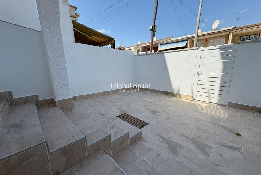 Resale - HOUSE -
TORREVIEJA - LOS BALCONES - LOS ALTOS