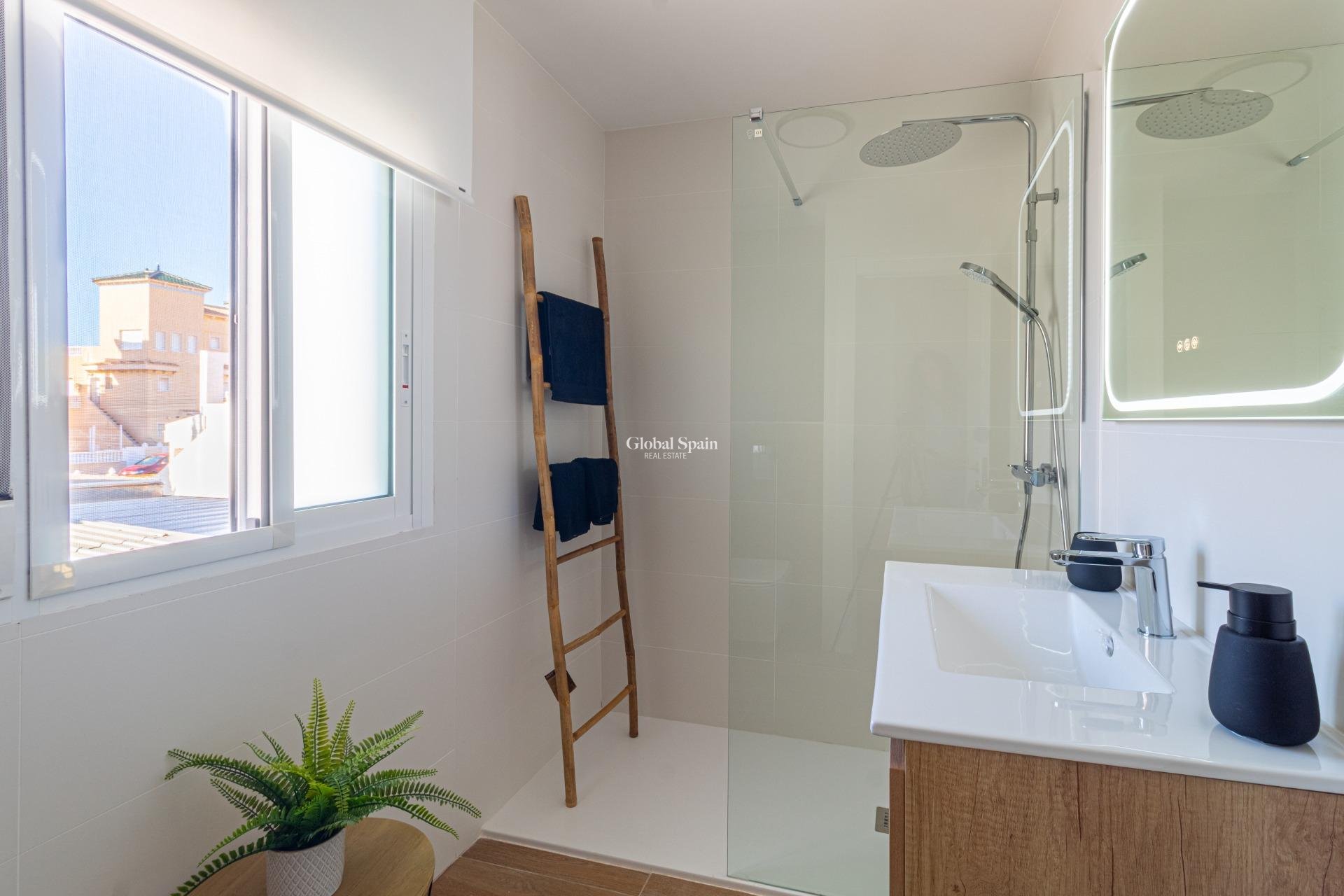 Resale - HOUSE -
TORREVIEJA - Los Frutales