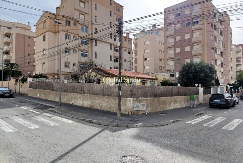 Resale - HOUSE -
TORREVIEJA - Nueva Torrevieja