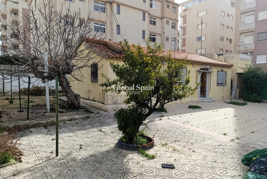 Resale - HOUSE -
TORREVIEJA - Nueva Torrevieja