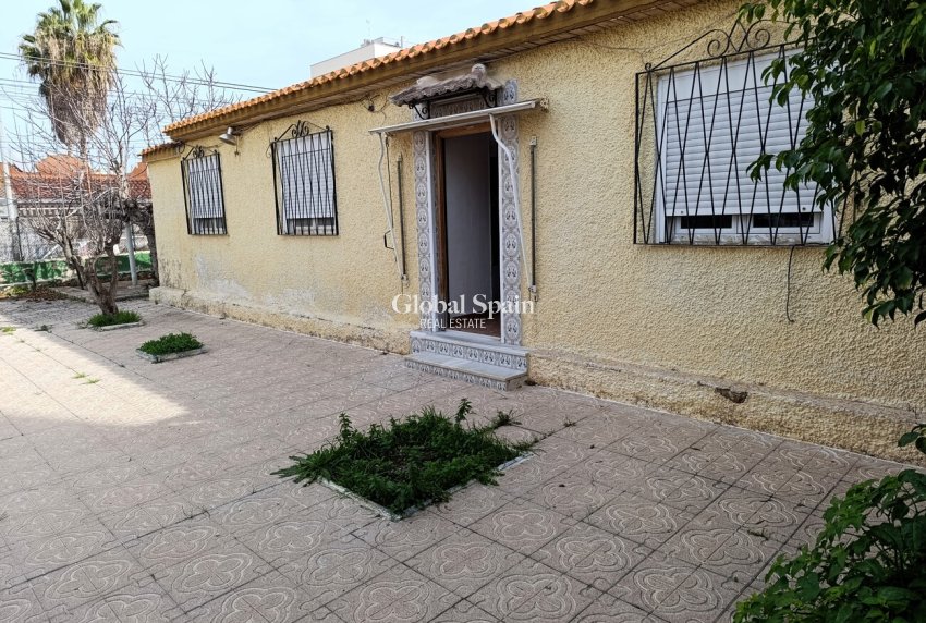 Resale - HOUSE -
TORREVIEJA - Nueva Torrevieja
