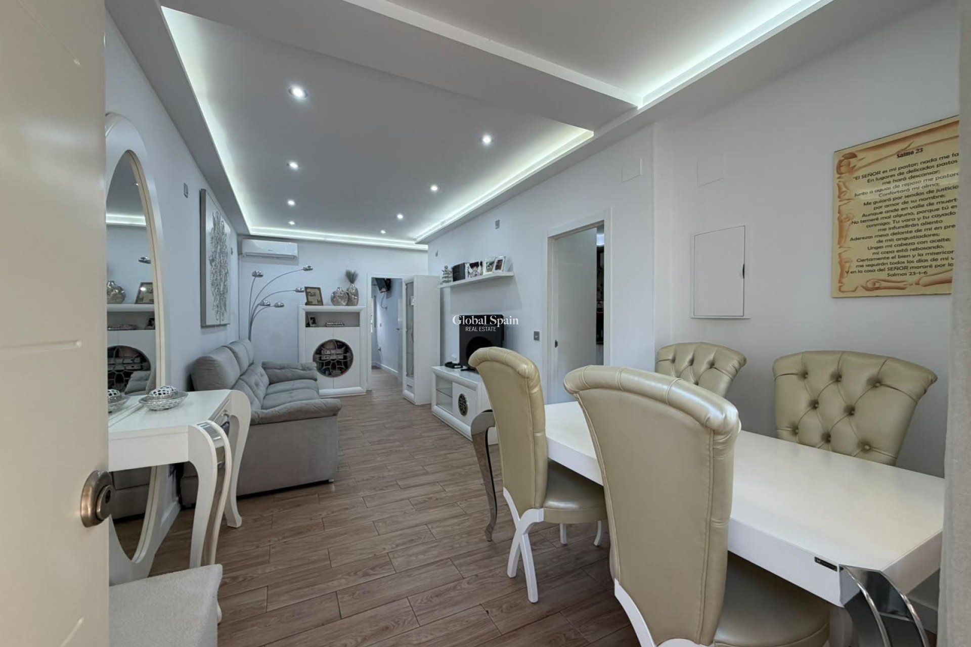 Resale - HOUSE -
TORREVIEJA - Nueva Torrevieja