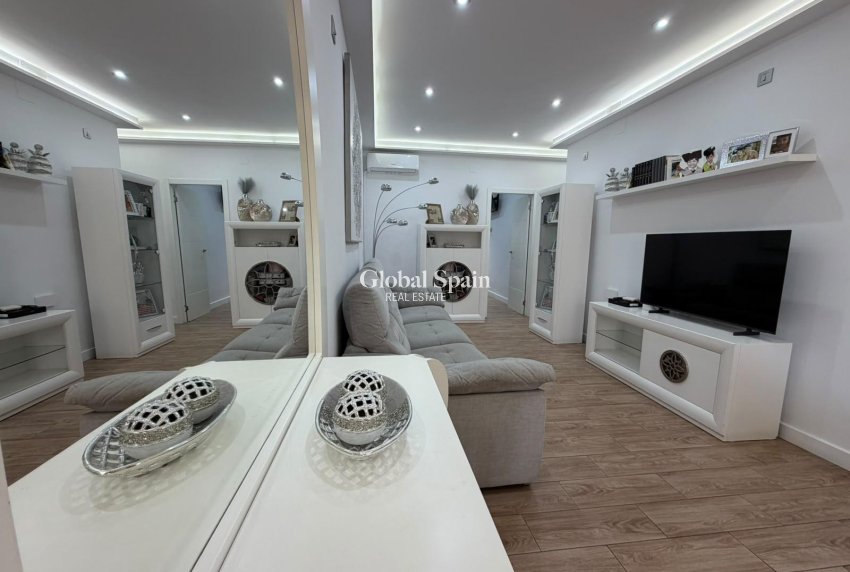 Resale - HOUSE -
TORREVIEJA - Nueva Torrevieja