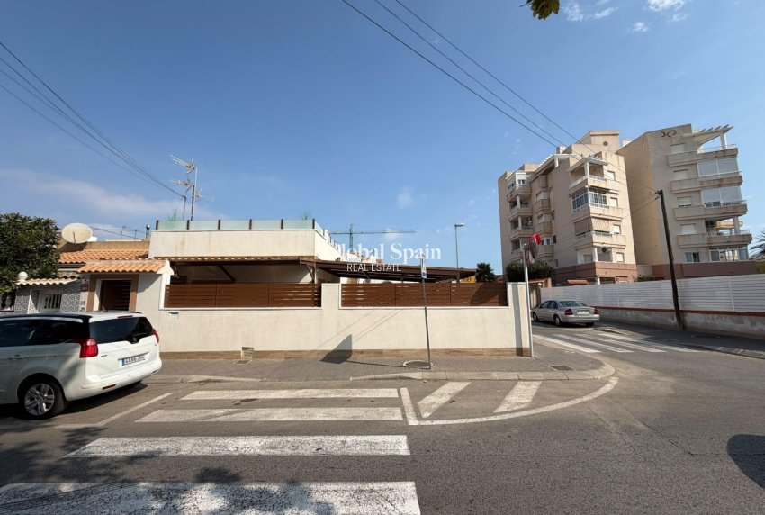 Resale - HOUSE -
TORREVIEJA - Nueva Torrevieja