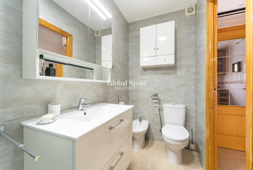 Resale - HOUSE -
TORREVIEJA - Playa De Los Náufragos