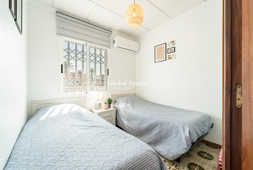 Resale - HOUSE -
TORREVIEJA - Playa De Los Náufragos