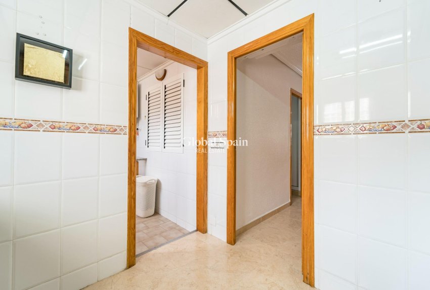 Resale - HOUSE -
TORREVIEJA - Playa De Los Náufragos