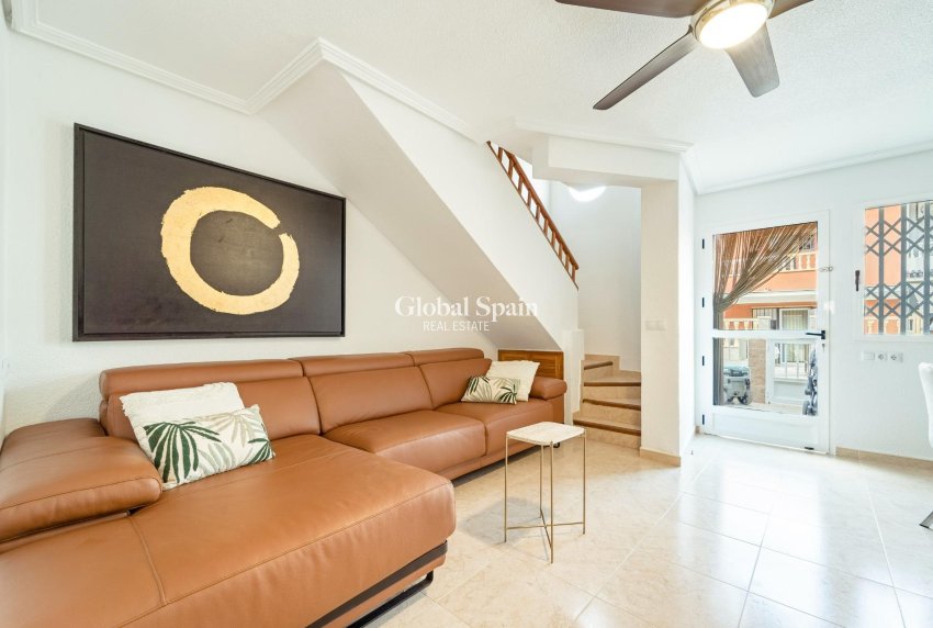 Resale - HOUSE -
TORREVIEJA - Playa De Los Náufragos