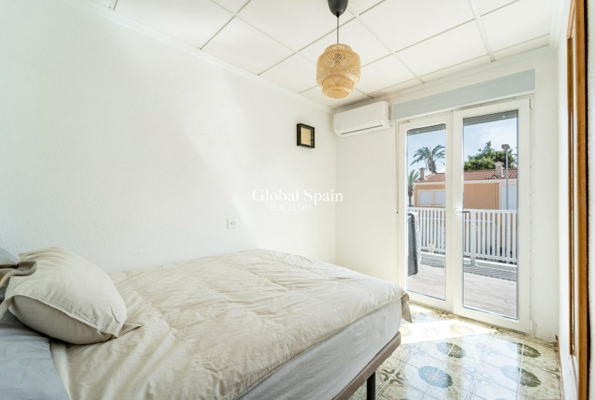 Resale - HOUSE -
TORREVIEJA - Playa De Los Náufragos