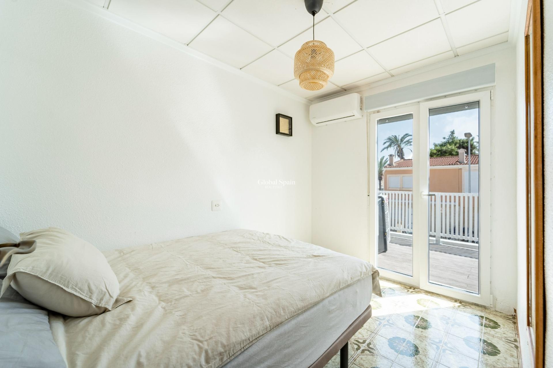 Resale - HOUSE -
TORREVIEJA - Playa De Los Náufragos