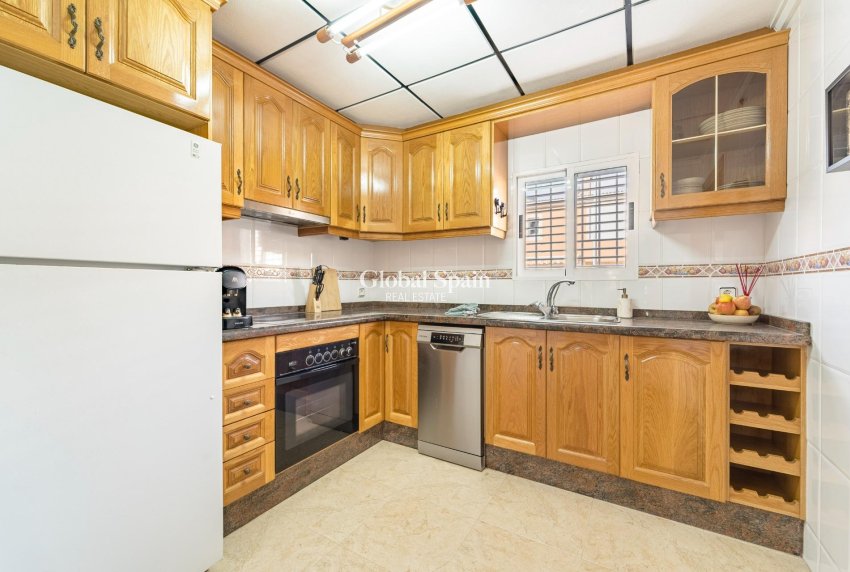 Resale - HOUSE -
TORREVIEJA - Playa De Los Náufragos