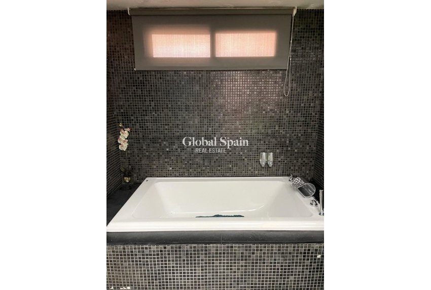 Resale - HOUSE -
TORREVIEJA - Playa del Cura