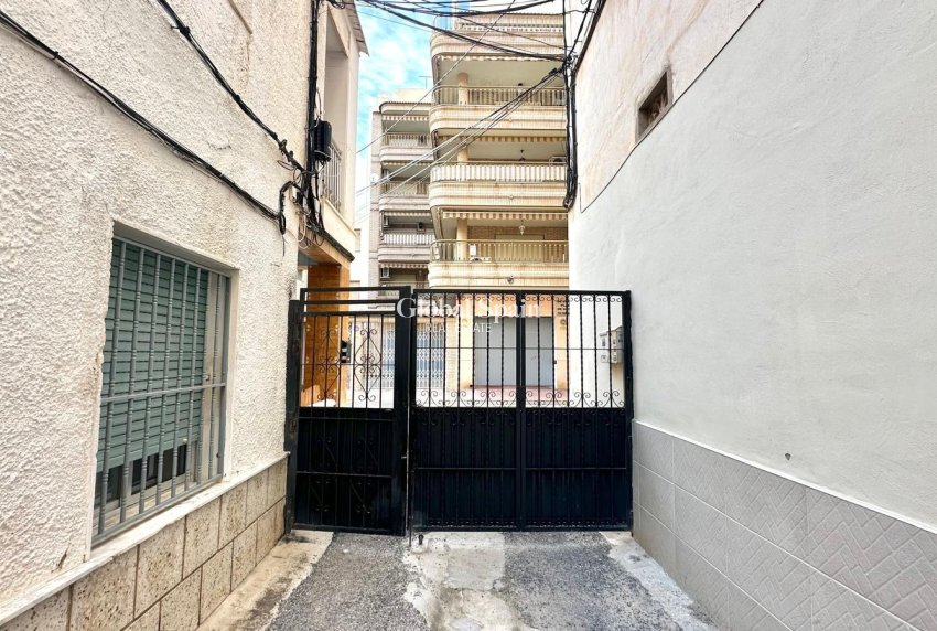 Resale - HOUSE -
TORREVIEJA - Playa del Cura