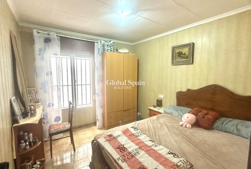 Resale - HOUSE -
TORREVIEJA - Playa del Cura