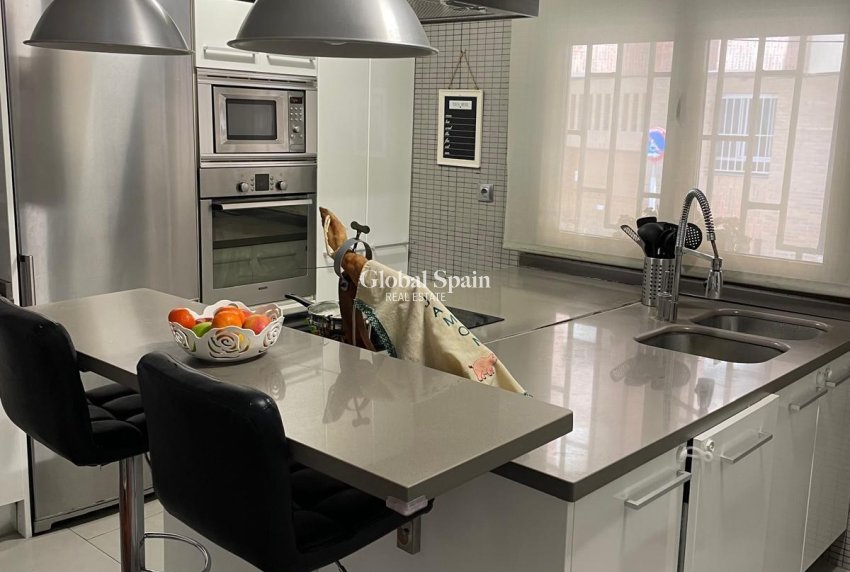 Resale - HOUSE -
TORREVIEJA - Playa del Cura