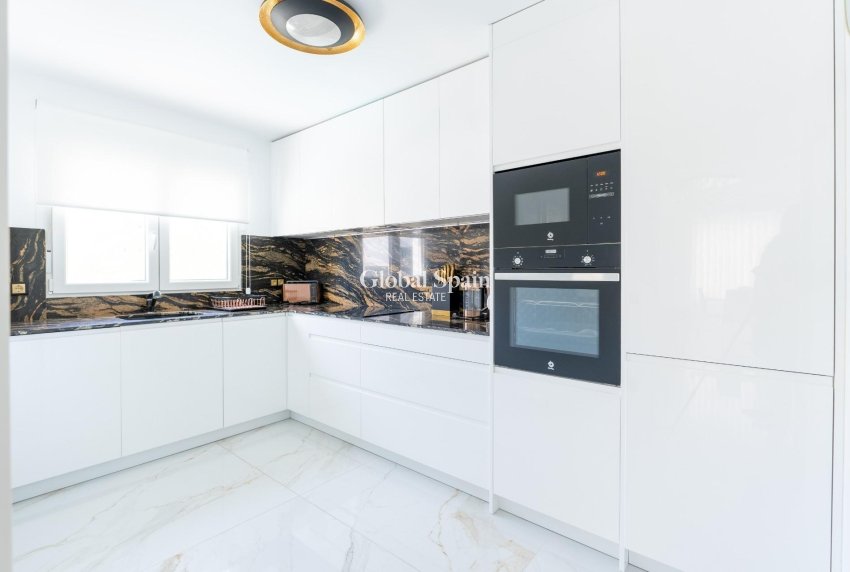 Resale - HOUSE -
TORREVIEJA - Punta Prima