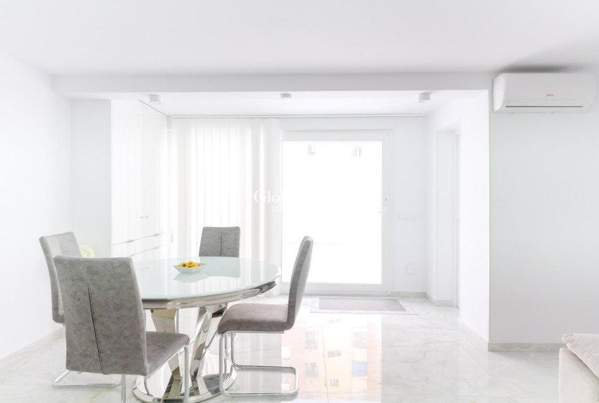 Resale - HOUSE -
TORREVIEJA - Punta Prima