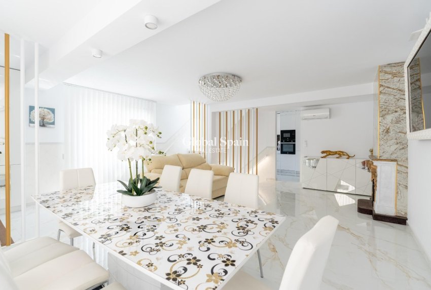 Resale - HOUSE -
TORREVIEJA - Punta Prima