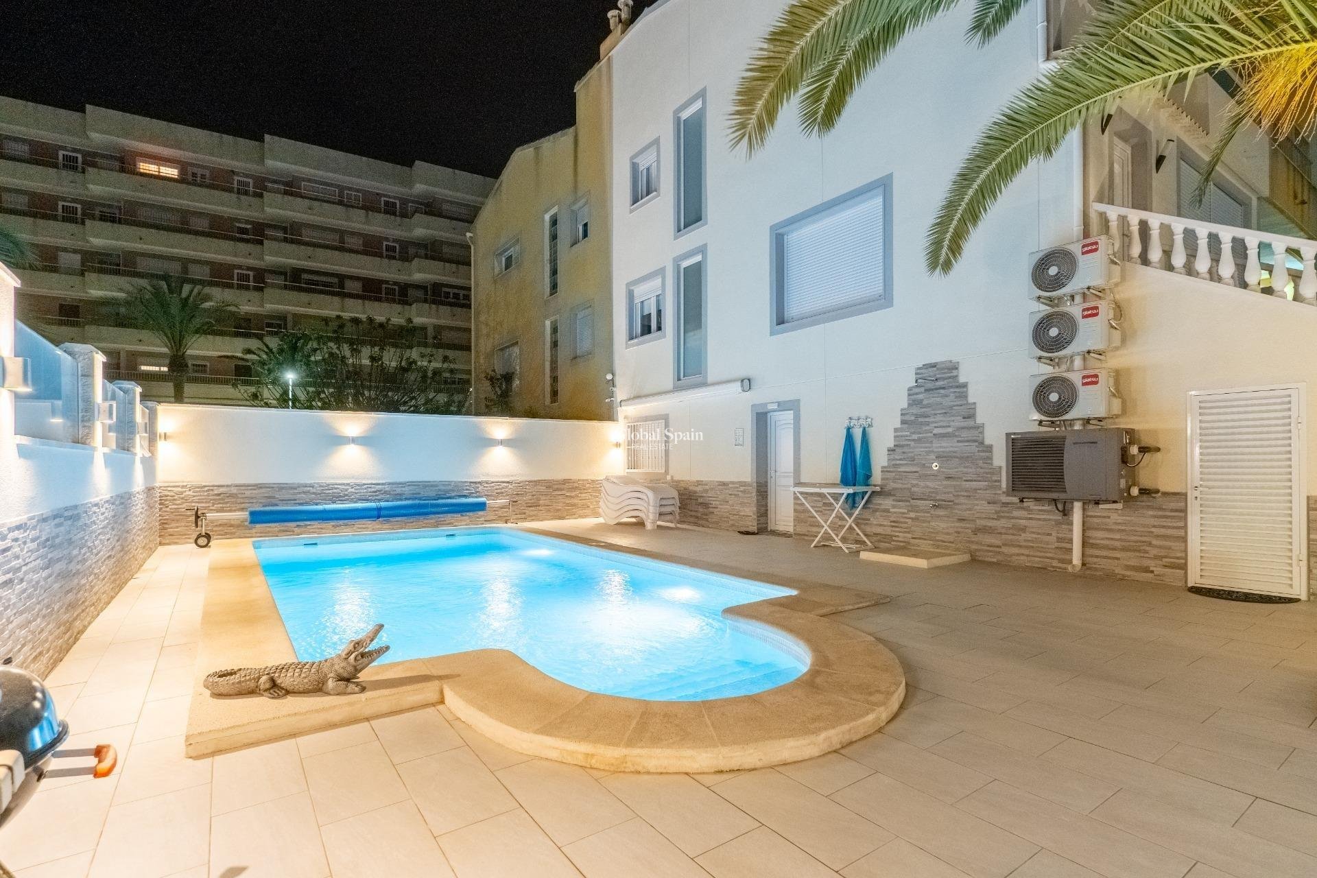 Resale - HOUSE -
TORREVIEJA - Punta Prima