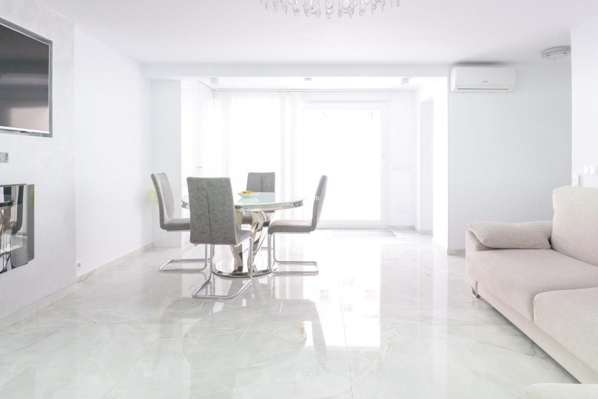 Resale - HOUSE -
TORREVIEJA - Punta Prima