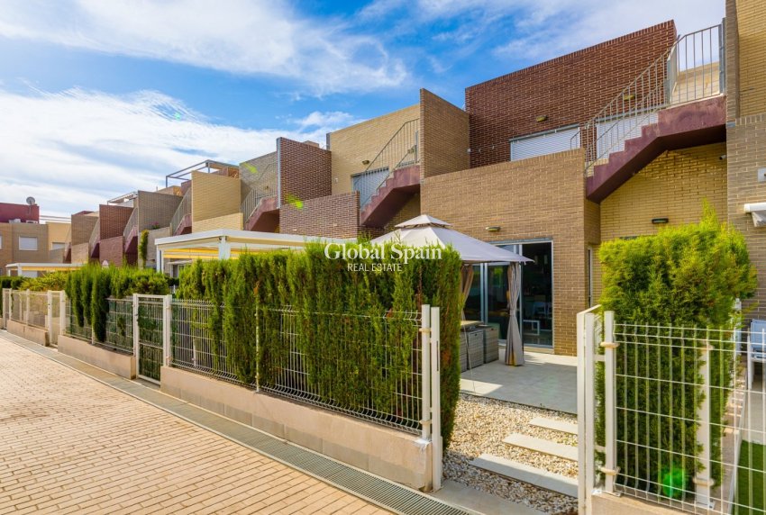 Resale - HOUSE -
TORREVIEJA - Sector 25