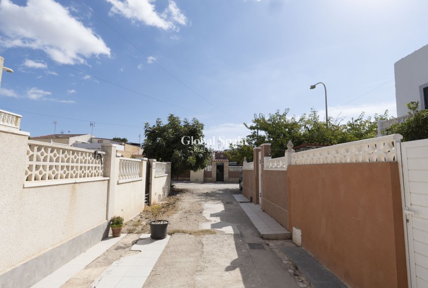 Resale - HOUSE -
TORREVIEJA - Torrevieja