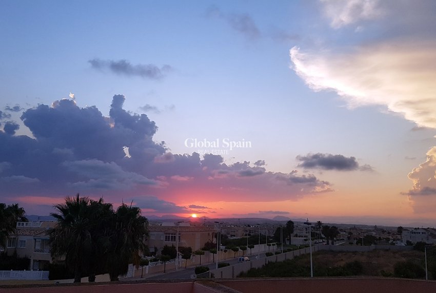 Resale - HOUSE -
TORREVIEJA - Torrevieja