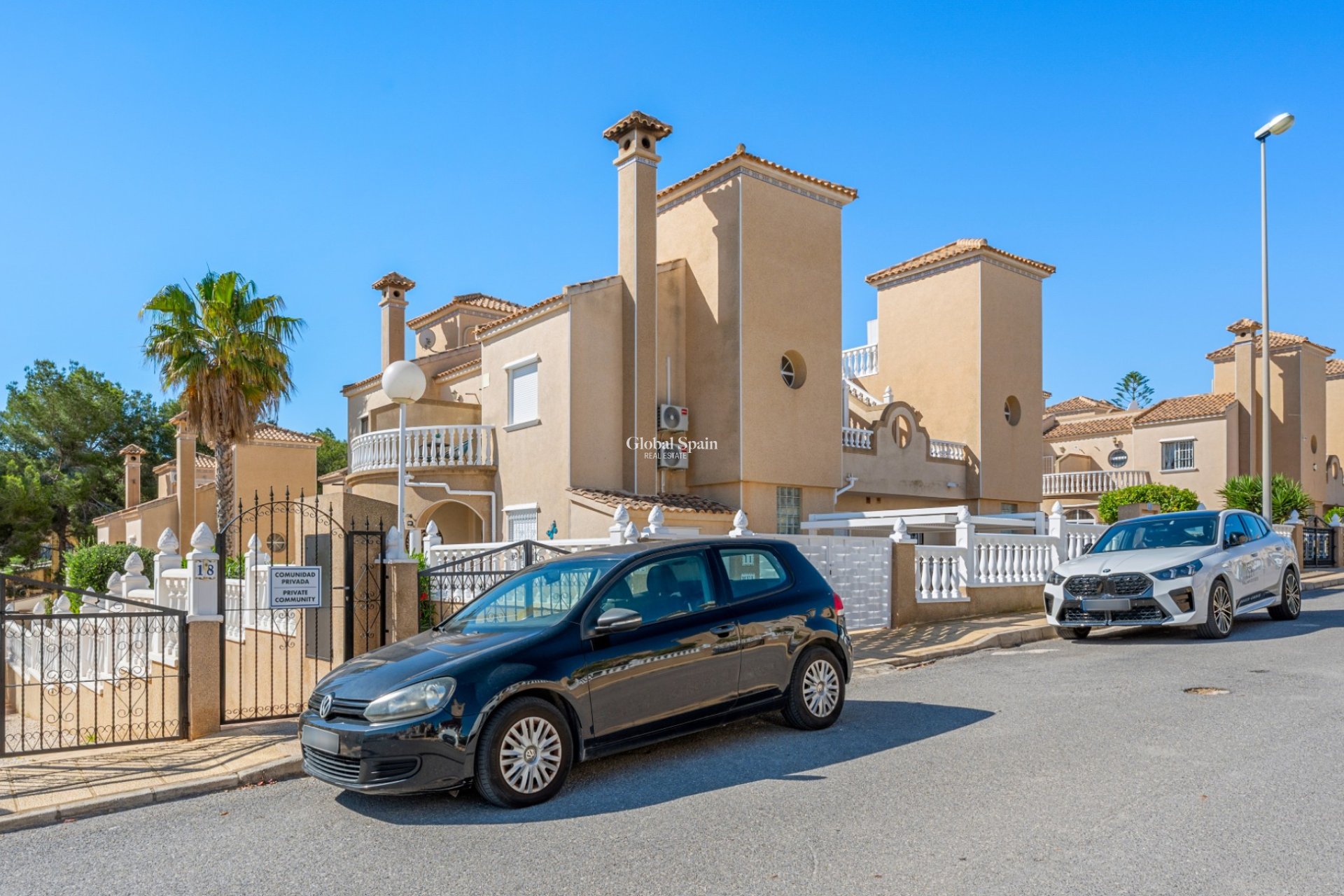 Resale - HOUSE -
Villamartin - Costa Blanca