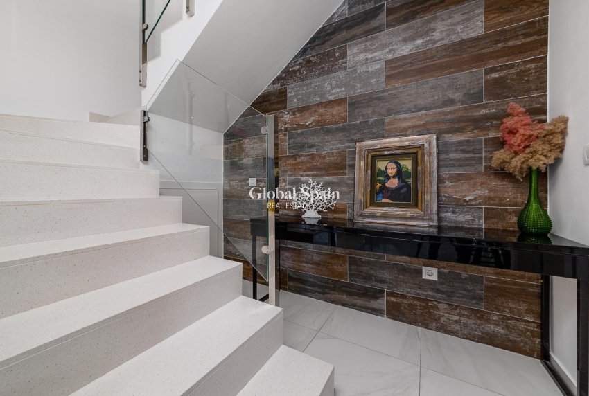 Resale - HOUSE -
VILLAMARTÍN - Orihuela Costa
