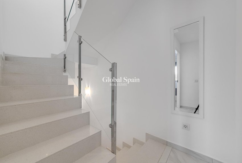 Resale - HOUSE -
VILLAMARTÍN - Orihuela Costa