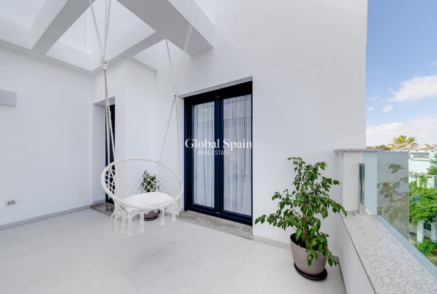 Resale - HOUSE -
VILLAMARTÍN - Orihuela Costa