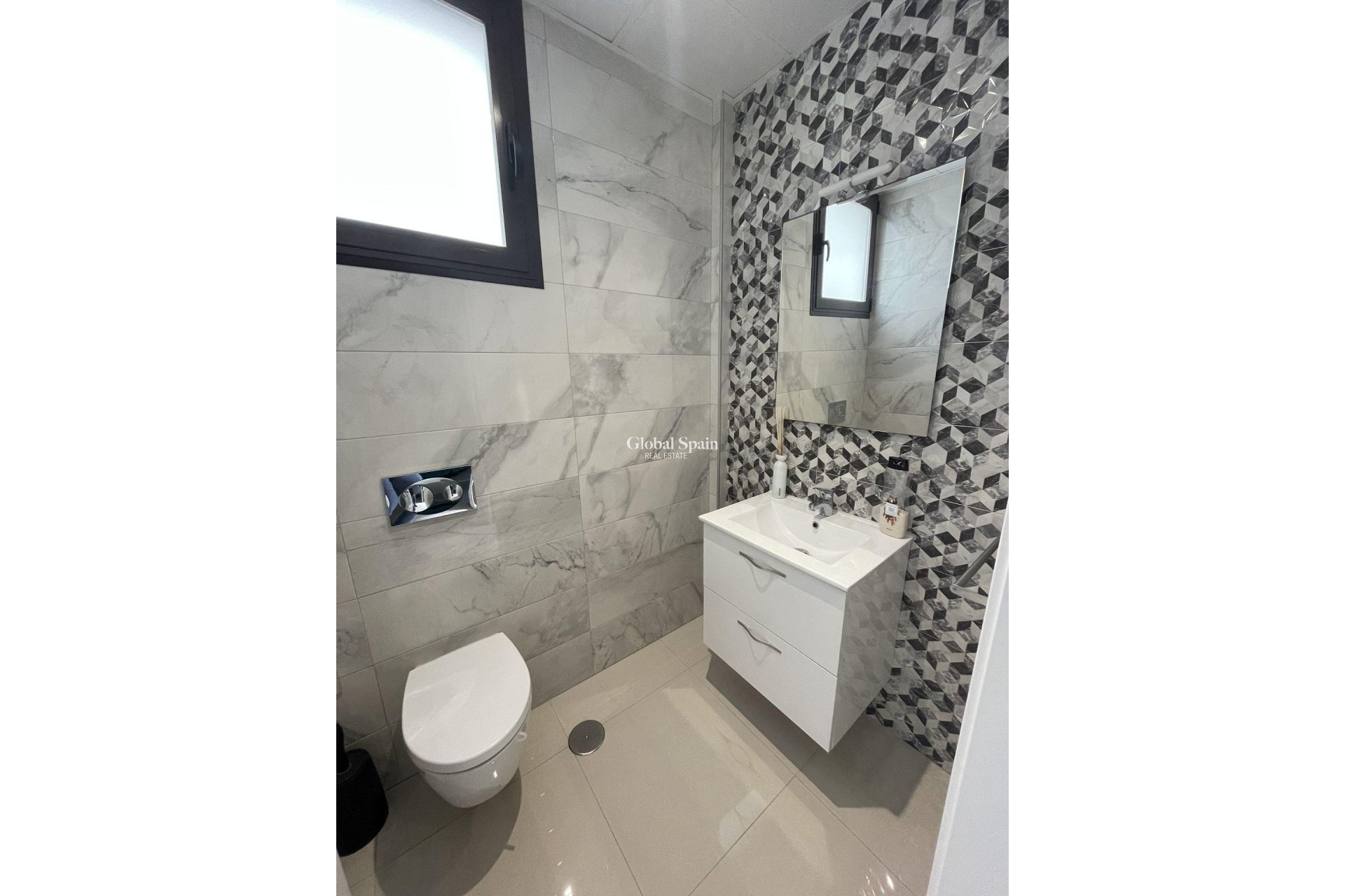 Resale - HOUSE -
VILLAMARTÍN