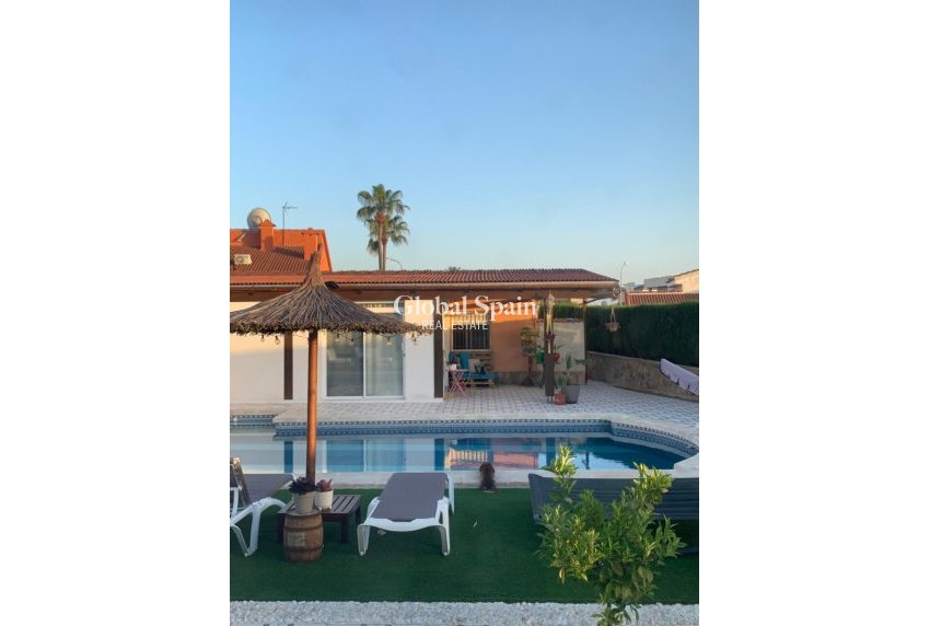 Resale - Independent villa -
CIUDAD QUESADA