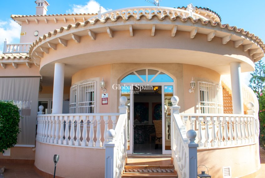 Resale - Independent villa -
ORIHUELA COSTA - La Zenia