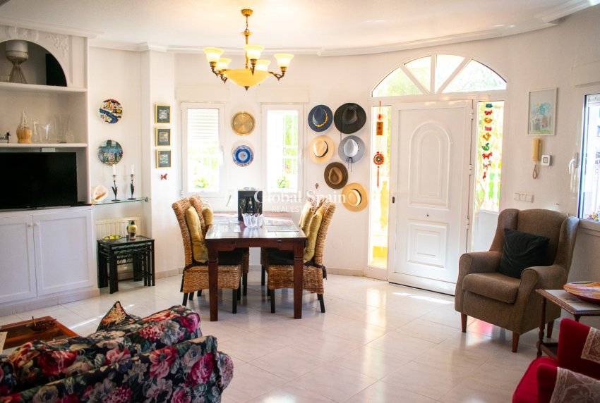 Resale - Independent villa -
ORIHUELA COSTA - La Zenia