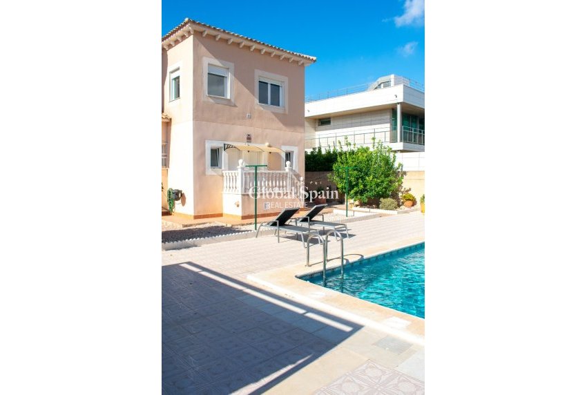 Resale - Independent villa -
ORIHUELA COSTA - La Zenia