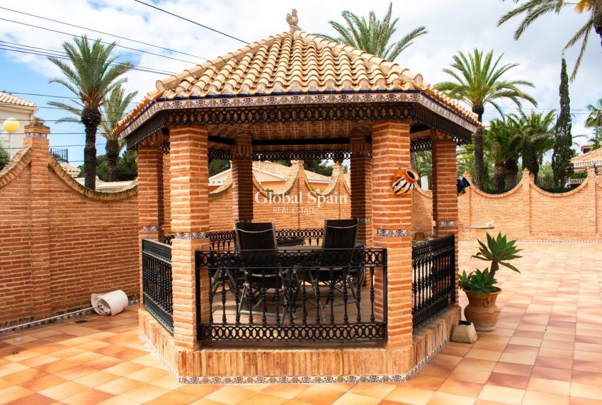 Resale - Independent villa -
ORIHUELA COSTA - MUY CERCA DE LA PLAYA