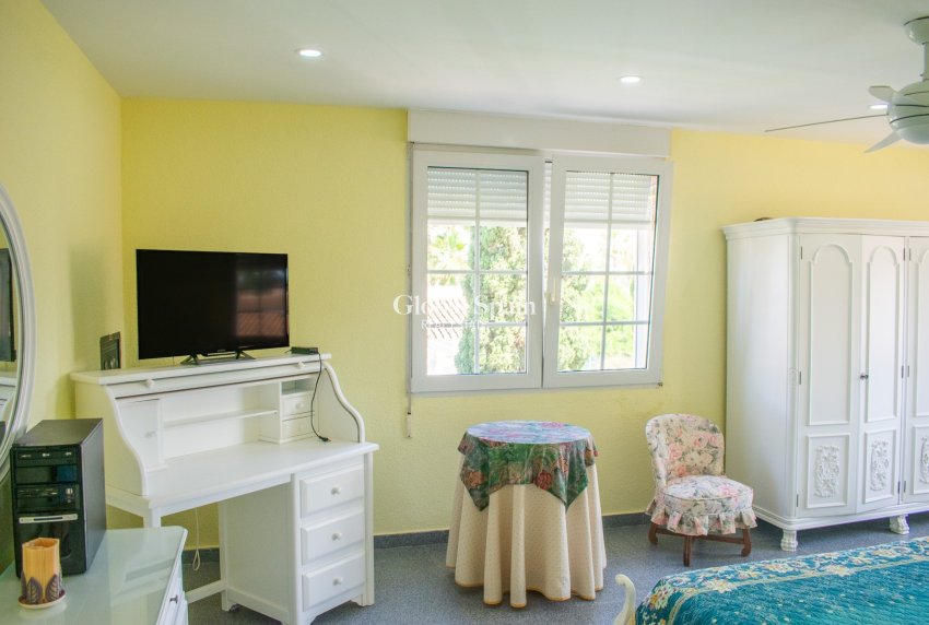 Resale - Independent villa -
ORIHUELA COSTA - MUY CERCA DE LA PLAYA