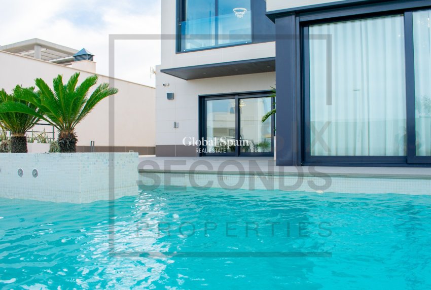 Resale - Independent villa -
SAN MIGUEL DE SALINAS - Urbanizaciones