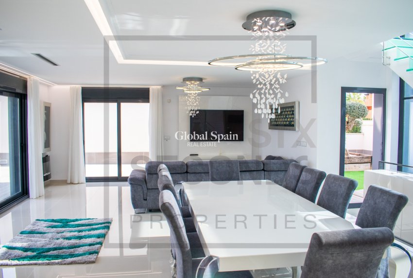 Resale - Independent villa -
SAN MIGUEL DE SALINAS - Urbanizaciones